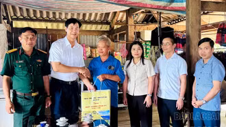 Phó Chủ tịch UBND tỉnh Phan Trung Bá thăm, tặng quà người có công tại xã Trạm Tấu