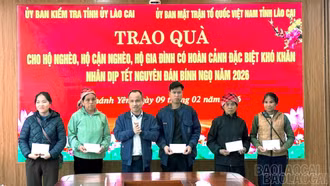 Ủy ban Kiểm tra Tỉnh ủy và Ủy ban MTTQ Việt Nam tỉnh trao quà Tết tại xã Khánh Yên