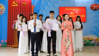 11 học sinh Trường THPT Nghĩa Lộ vinh dự đứng trong hàng ngũ của Đảng