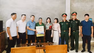 Phó Chủ tịch Thường trực UBND tỉnh Ngô Hạnh Phúc thăm, tặng quà người có công tại xã Bản Xèo