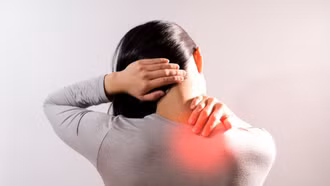 Cẩn trọng khi tự xoa bóp, bẻ vặn cổ khi đau cổ vai gáy