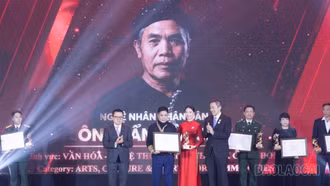 Nghệ nhân Nhân dân Tẩn Vần Siệu nhận giải thưởng “Vinh danh người truyền lửa”