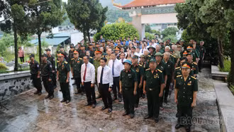  Đảng ủy, HĐND, UBND, Ủy ban MTTQ phường Cam Đường dâng hương tưởng niệm các Anh hùng liệt sĩ