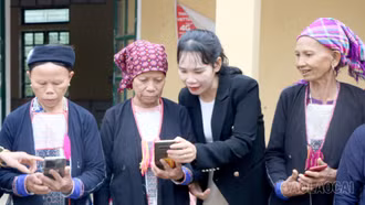 Đông Cuông: Phong trào "Bình dân học vụ số" giúp gần 1.000 người dân tiếp cận công nghệ số