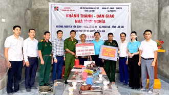 Bàn giao 2 căn nhà tình nghĩa cho thân nhân liệt sĩ ở xã Thác Bà