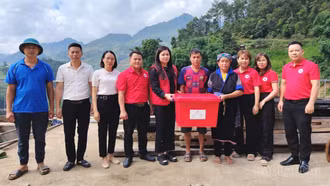 Hội Chữ thập đỏ tỉnh Lào Cai trao hỗ trợ khẩn cấp cho người dân vùng lũ