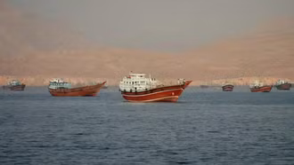 Tổng thống Mỹ ra lệnh mở cửa eo biển Hormuz, dầu mỏ tự do lưu thông