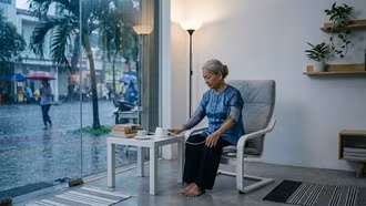 Vì sao người già dễ tăng huyết áp đột ngột khi thời tiết thay đổi?