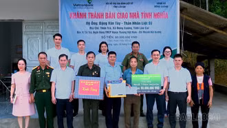 Trao nhà tình nghĩa cho các gia đình chính sách tại xã Mậu A và Đông Cuông