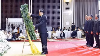 Chủ tịch Quốc hội Trần Thanh Mẫn viếng Chủ tịch Quốc hội Lào Xaysomphone Phomvihane
