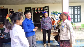 Trưởng thôn 29 tuổi "cầm tay chỉ việc" giúp dân thoát nghèo ở Y Tý