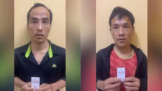2 đối tượng nghiện ma túy bị bắt giữ ngay khi vừa đặt chân về nhà