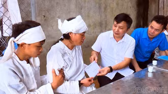 Đoàn công tác của tỉnh thăm hỏi gia đình các nạn nhân trong vụ sạt lở mỏ đá tại Thanh Hóa