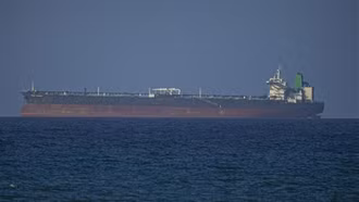 Tàu chở dầu Iran đầu tiên rời eo biển Hormuz, giá dầu tiếp tục giảm sau mốc thấp nhất 3 tháng