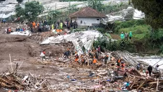 Tìm kiếm trên 80 người mất tích trong vụ lở đất tại Indonesia