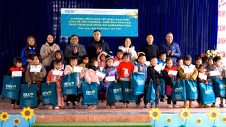 Các đơn vị tài trợ tặng quà cho một số trường học và hộ nghèo tại xã Pha Long
