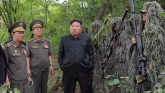 Nhà lãnh đạo Triều Tiên Kim Jong Un thị sát trường đào tạo xạ thủ bắn tỉa