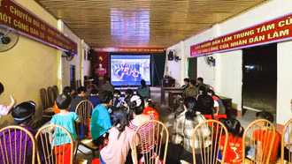 Chiếu phim lưu động phục vụ Nhân dân xã Bản Xèo