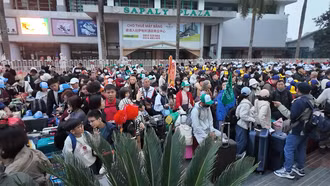 Du khách nhộn nhịp xuất nhập cảnh qua Cửa khẩu quốc tế Lào Cai những ngày đầu năm mới