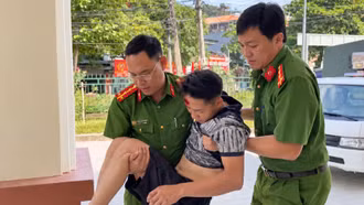 Công an xã Đông Cuông kịp thời hỗ trợ người dân bị tai nạn giao thông