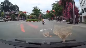 Cảnh sát giao thông Lào Cai kịp thời hỗ trợ đưa 2 công nhân bị nạn đi cấp cứu
