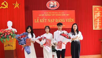 Trường THPT Hoàng Quốc Việt kết nạp 3 đảng viên là học sinh đầu tiên trong lịch sử nhà trường