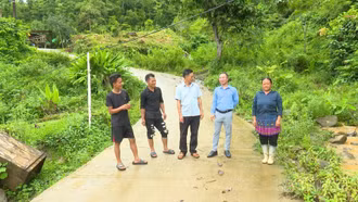 Người có uy tín xã Phong Dụ Thượng vận động người dân hiến đất làm đường giao thông nông thôn. 