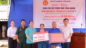 Trao kinh phí xây nhà tình nghĩa cho thân nhân liệt sỹ tại xã Yên Bình