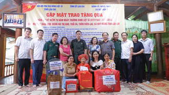 Hội Hỗ trợ gia đình liệt sĩ tỉnh Lào Cai thăm và tặng quà các Mẹ Việt Nam anh hùng