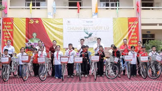 Lào Cai: Trao 24 xe đạp, bàn giao thiết bị hỗ trợ học sinh Xuân Tầm