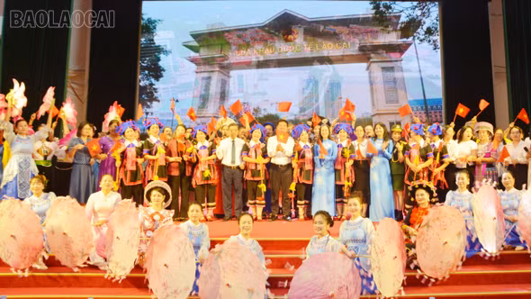 Gặp mặt, giao lưu văn nghệ giữa Hội Liên hiệp Phụ nữ phường Lào Cai và Hội Liên hiệp Phụ nữ huyện Hà Khẩu