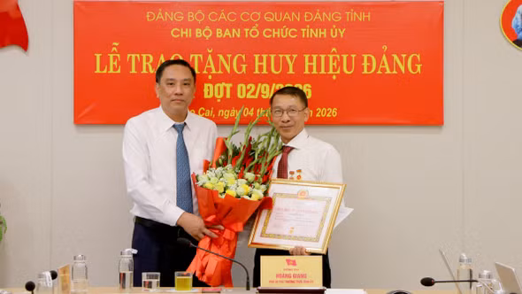 Phó Bí thư Thường trực Tỉnh ủy Hoàng Giang dự Lễ trao tặng Huy hiệu Đảng tại Ban Tổ chức Tỉnh ủy 