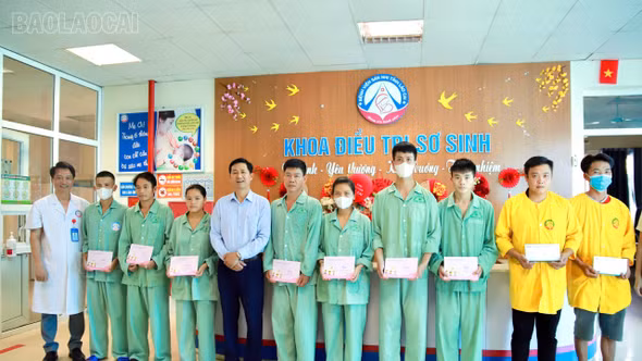 Thăm, tặng quà Trung thu cho bệnh nhi tại Bệnh viện Sản - Nhi tỉnh