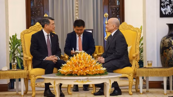 Thủ tướng Chính phủ Lê Minh Hưng chào Quốc vương Norodom Sihamoni và Hoàng Thái hậu Norodom Monineath Sihanouk