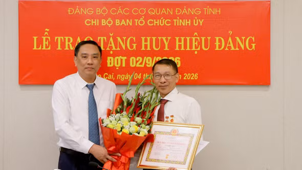 Phó Bí thư Thường trực Tỉnh ủy Hoàng Giang dự Lễ trao tặng Huy hiệu Đảng tại Ban Tổ chức Tỉnh ủy 