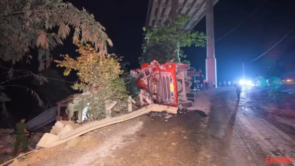 Xe đầu kéo lật đè vào nhà dân, ba người tử vong