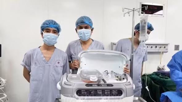 Bệnh viện Trung ương Huế lập kỷ lục bảo quản thận ghép xuyên Việt trong 18 giờ