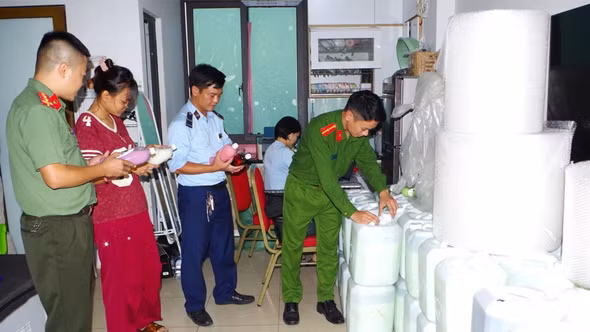 Triệt phá cơ sở bán gần 1.800 lít rượu trôi nổi gắn mác 'đặc sản' trên TikTok shop