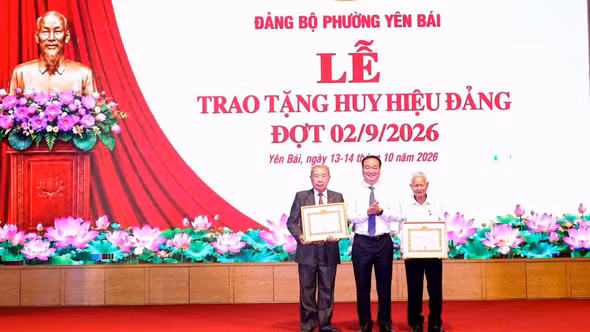 Phường Yên Bái: 731 đảng viên được tặng, truy tặng Huy hiệu Đảng đợt 2/9