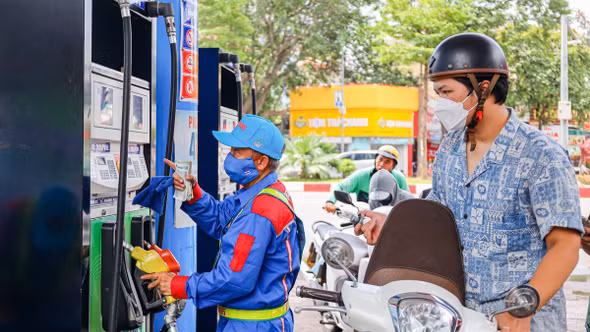Giá xăng dầu tiếp tục tăng, E10 vượt 27.000 đồng/lít
