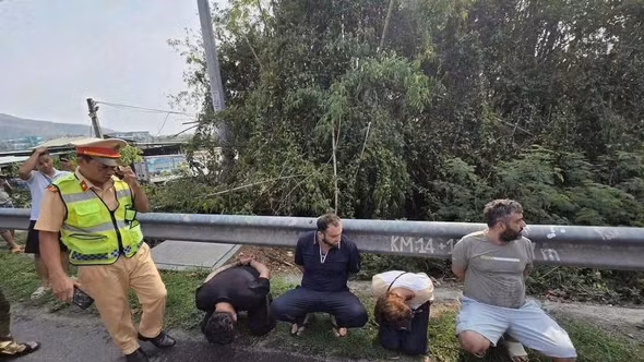 Hai người nước ngoài dàn cảnh trộm vàng, bị bắt trên đường bỏ trốn