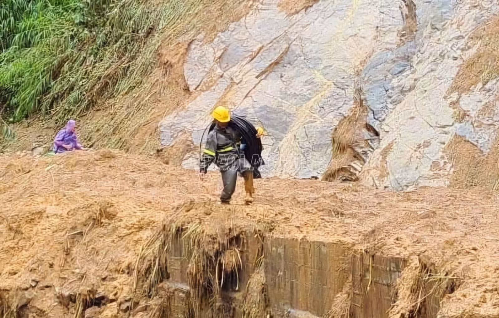 Có 182 cột treo cáp bị gãy và khoảng 7.500 m dây thông tin bị đứt. Hiện tại, các nhà mạng đã khắc phục sự cố; khu vực trung tâm 21 xã, thị trấn của huyện đã có sóng di động phục vụ thông tin, liên lạc.