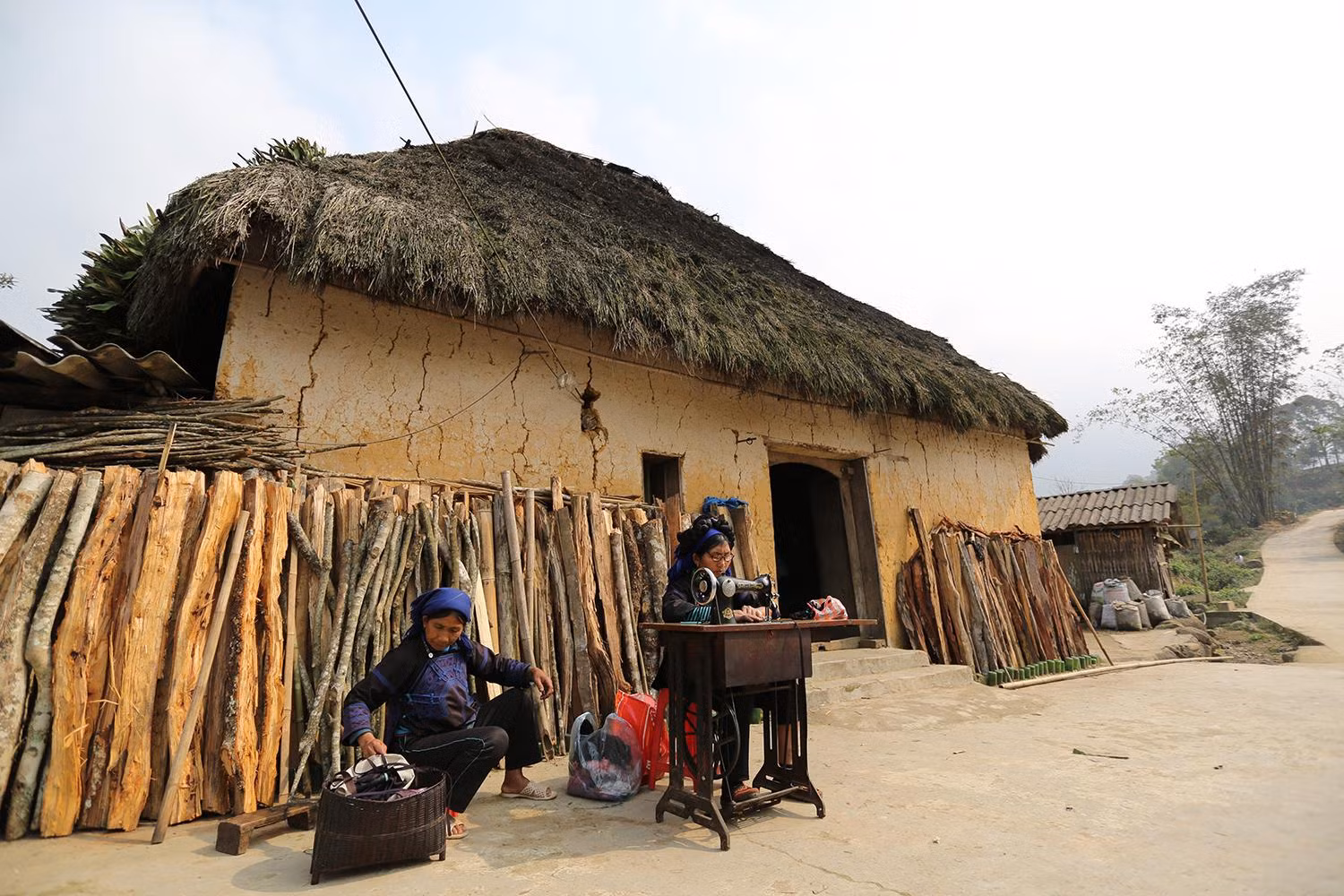 Phụ nữ Hà Nhì phải mất nhiều thời gian và công sức từ đo, cắt, khâu, thêu thùa và chắp nối các mảnh vải lại với nhau. Đặc biệt, để hoàn thành 1 bộ nữ phục mặc trong ngày lễ, tết, người phụ nữ có khi phải làm trong thời gian 5 - 6 tháng.