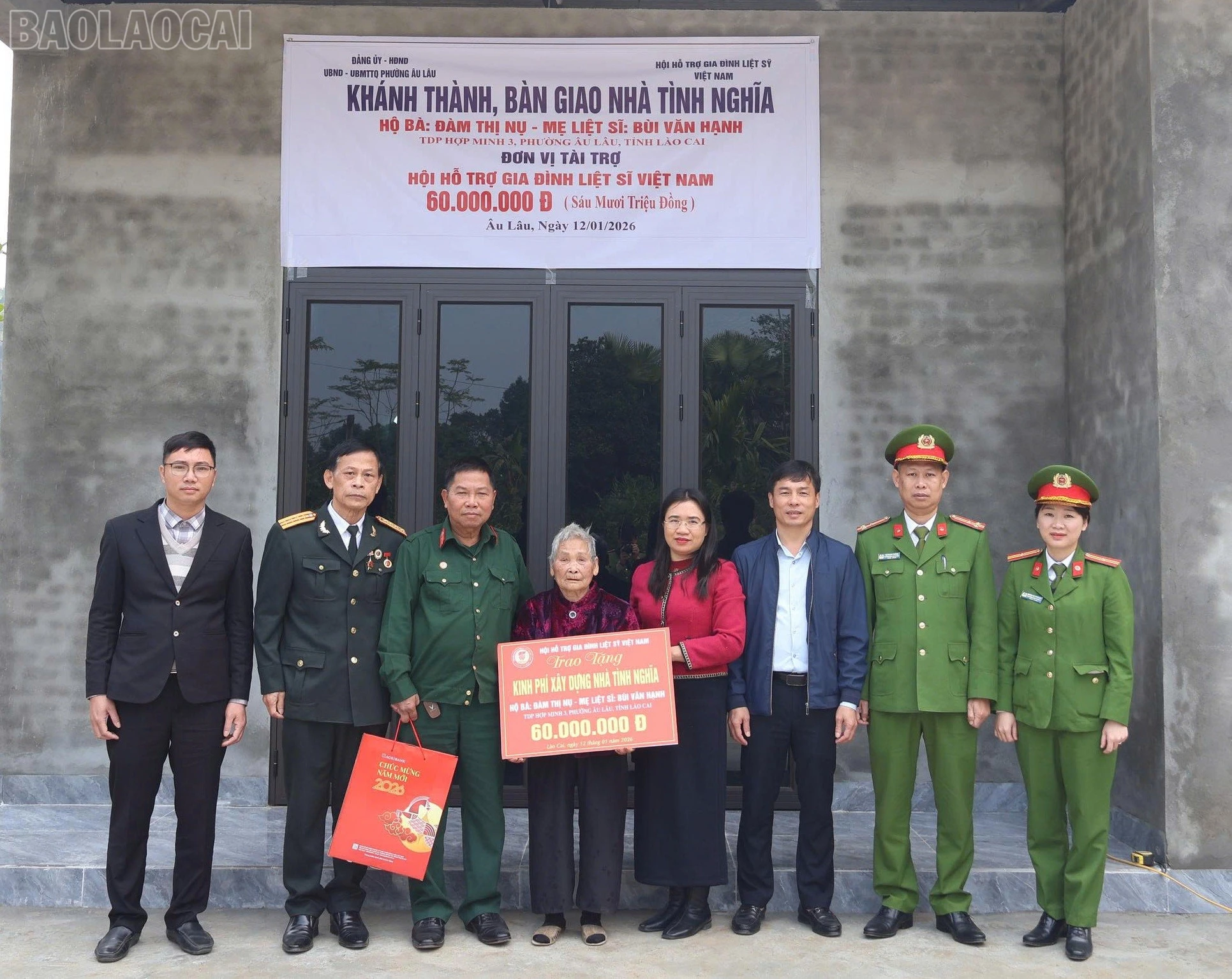 Đại diện Hội hỗ trợ gia đình liệt sĩ Việt Nam trao tặng số tiền 60.000.000 đồng cho gia đình bà Đàm Thị Nụ.