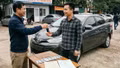 Bán xe có phải giao luôn giấy tờ và biển số cho người mua không?