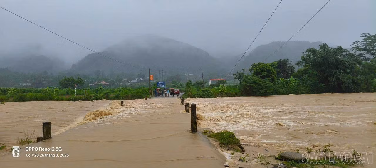 Nước dâng cao khu vực thôn Nà La, Bản Tủ khiến việc đi lại của người dân bị chia cắt.