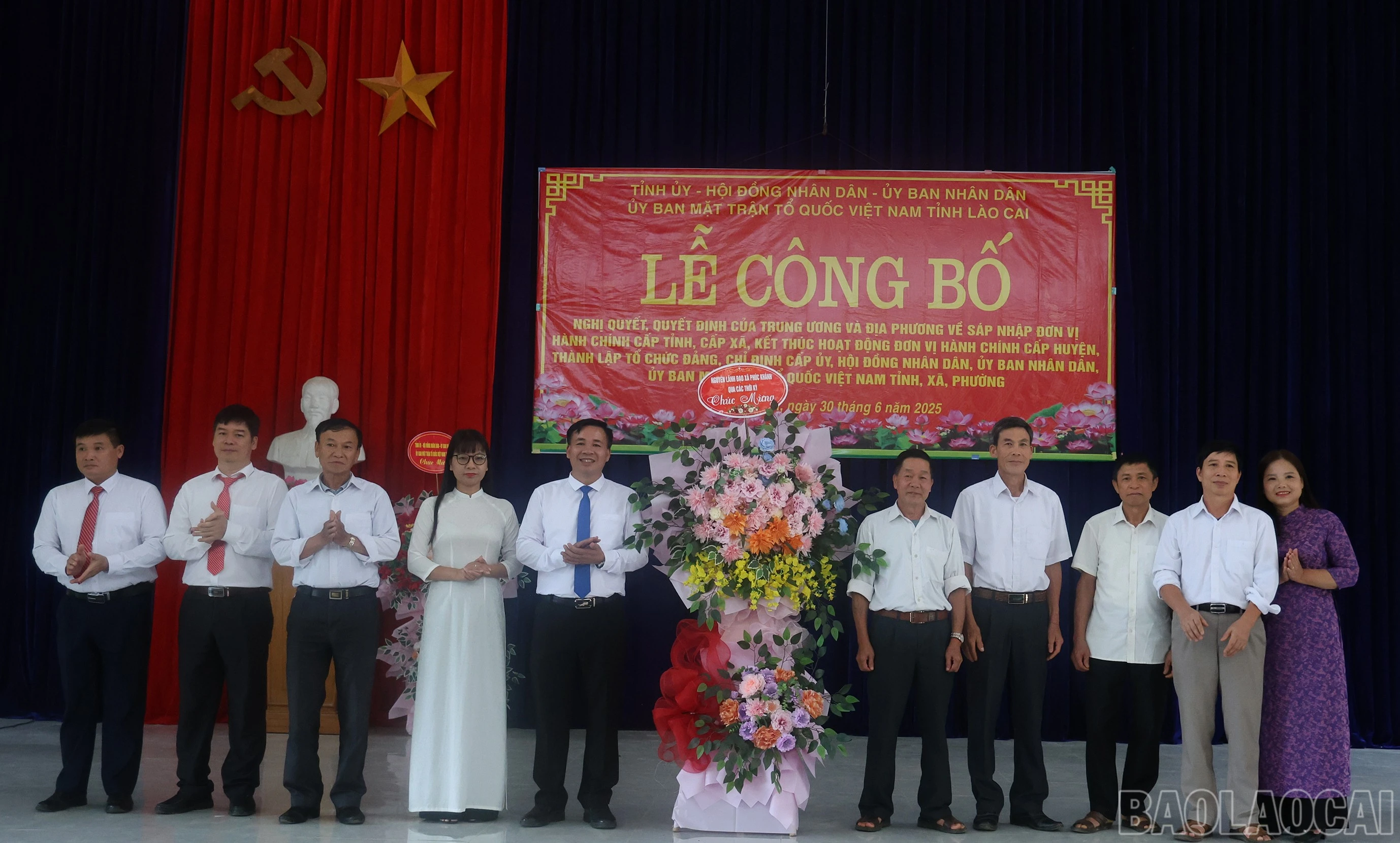 Các đồng chí nguyên lãnh đạo xã Phúc Khánh, xã Việt Tiến chúc mừng lãnh đạo xã Phúc Khánh mới.