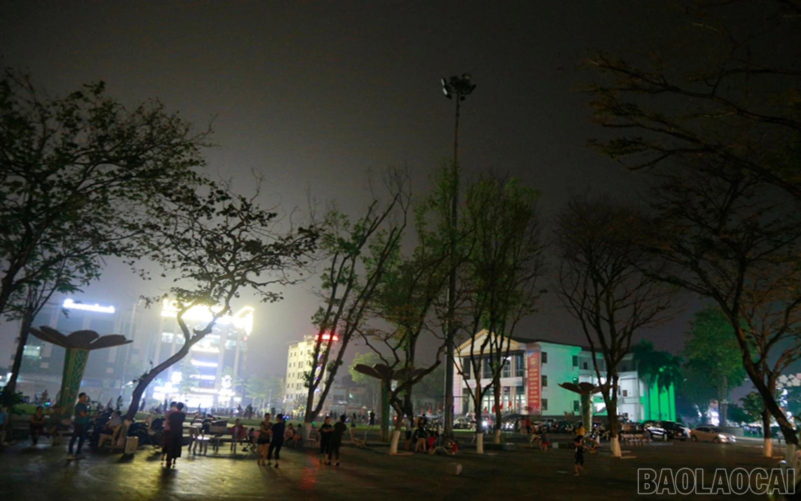 baolaocai-br_dien-trang-tri-duoc-tat-bot-trong-gio-trai-dat-nam-2023-2.jpg