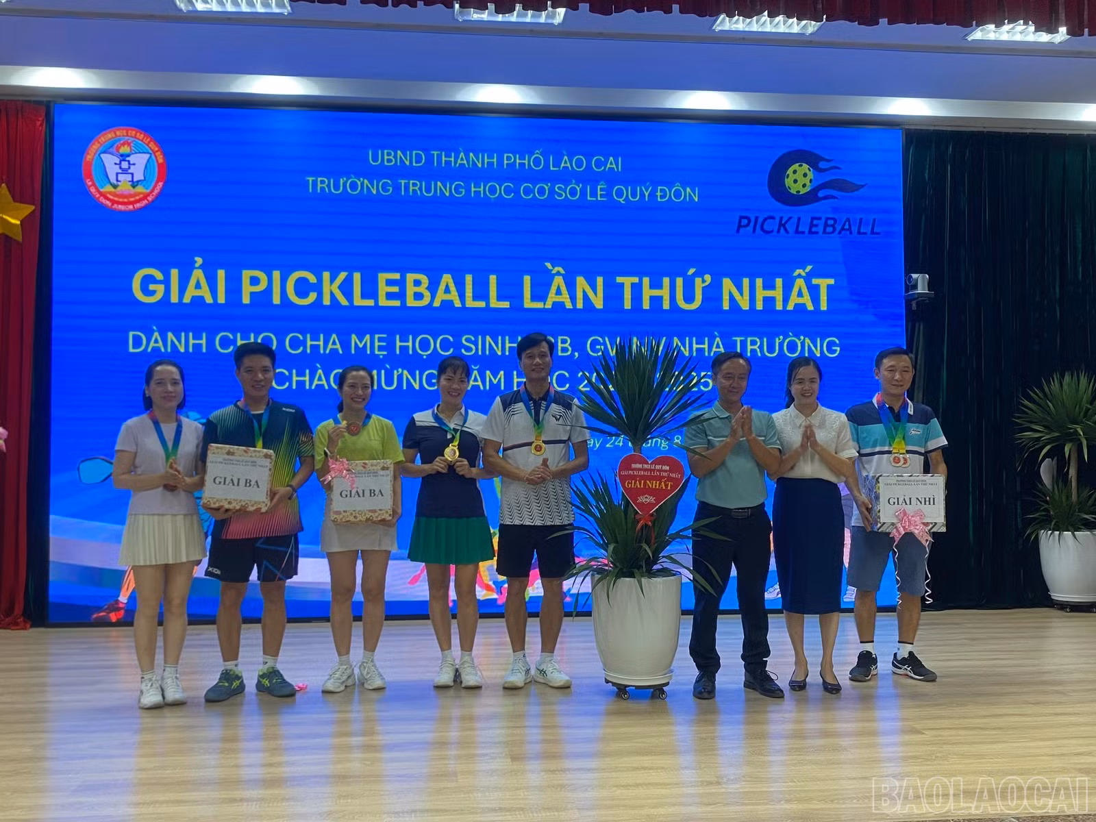 trao giải.jpg