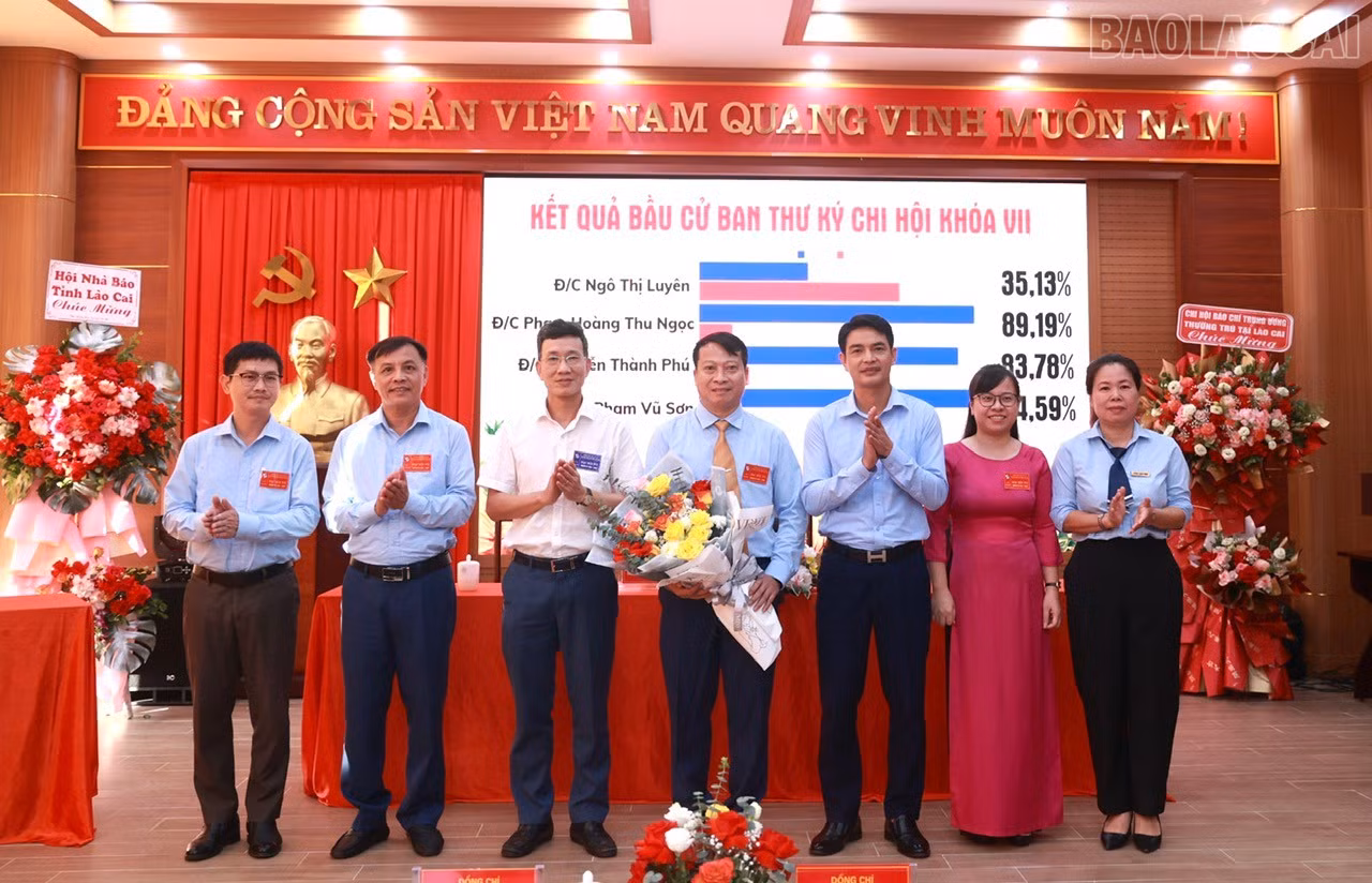 ban thư ký khóa mới.jpg